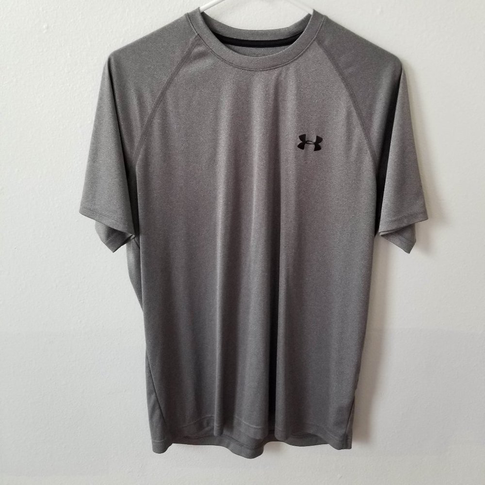 Under Armour Loose Heatgear Size Medium. Excellent condition.